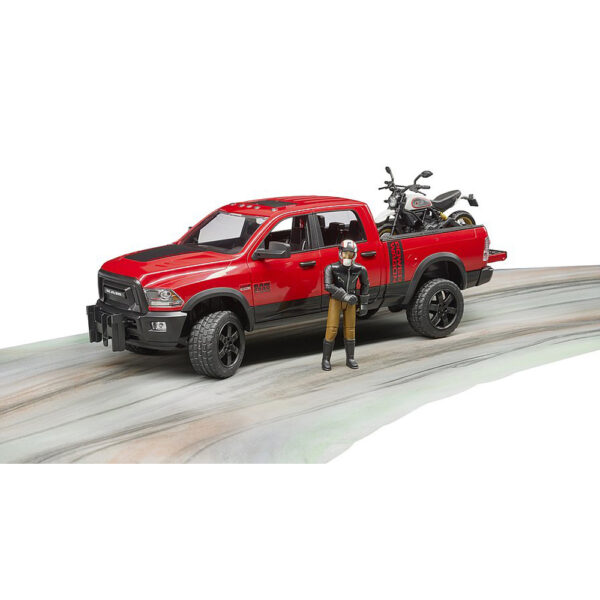 BRUDER - MASINA DE TEREN RAM 2500 CU MOTOCICLETA SCRAMBLER DUCATI DESERT SI SOFER - BR02502