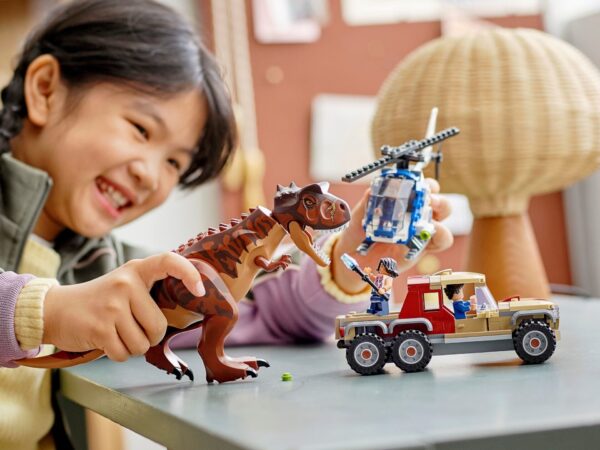 76941_alt10 LEGO Jurassic World 76941 – Urmărirea dinozaurului Carnotaurus