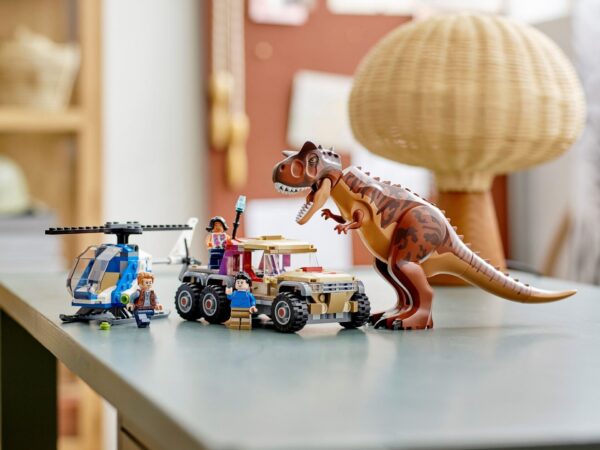 76941_alt11 LEGO Jurassic World 76941 – Urmărirea dinozaurului Carnotaurus