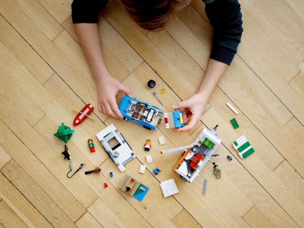 31108_alt7 Lego Creator 31108 - Sărbătoare de caravană în familie