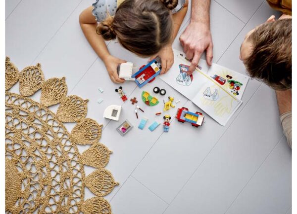 10777-lego-disney-3 LEGO Disney - Excursia lui Mickey si Minnie Mouse 10777, 103 piese