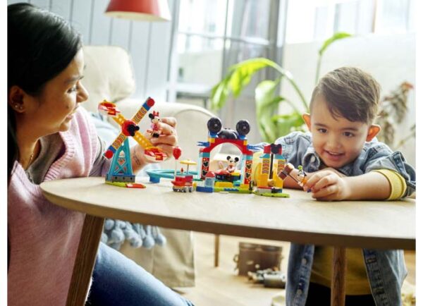 10778-lego-disney-5 LEGO Disney - Parcul de distractii al lui Mickey si Minnie 10778, 184 piese