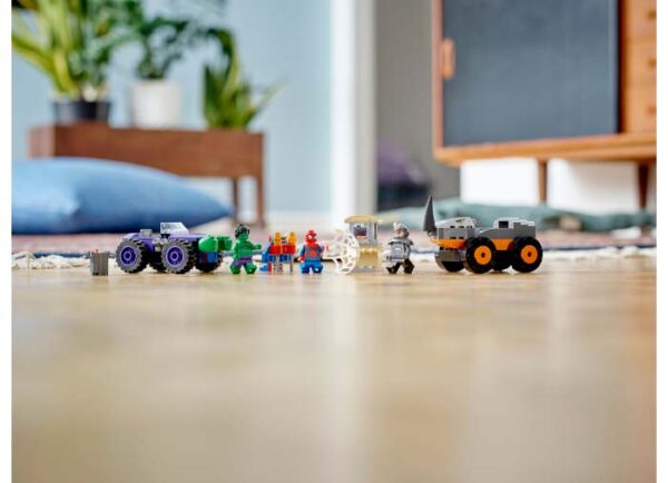 LEGO Marvel Super Heroes - Hulk vs. Rhino Confruntarea cu camioane 10782, 110 piese