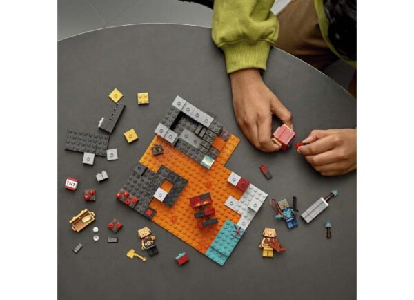 LEGO Minecraft - Bastionul din Nether 21185, 300 piese