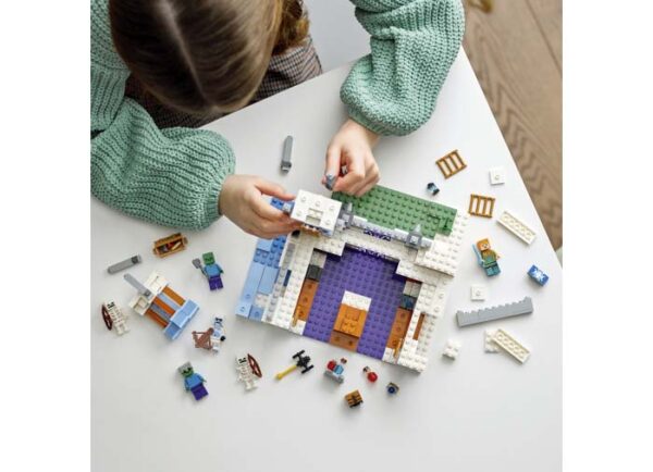 21186-lego-minecraft-4 LEGO Minecraft - Castelul de gheata 21186, 499 piese