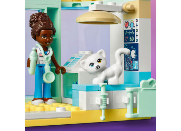 LEGO Friends - Clinica de animale 41695, 111 piese
