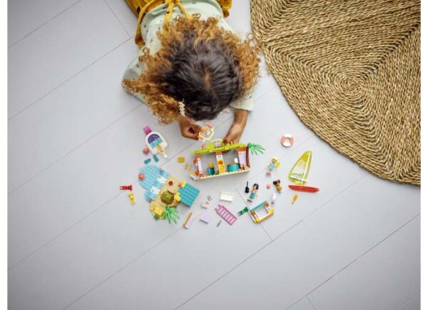 LEGO Friends - Distractie pe plaja surferilor 41710, 288 piese