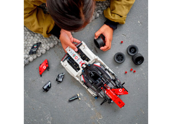 LEGO Technic - Formula E® Porsche 99X Electric 42137, 422 piese