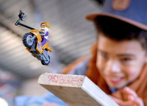 LEGO City - Motocicleta de cascadorii Selfie 60309, 14 piese
