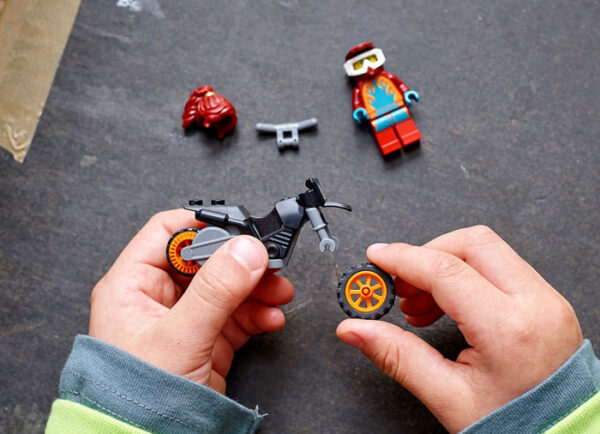 LEGO City - Motocicleta de cascadorii Flacara 60311, 11 piese