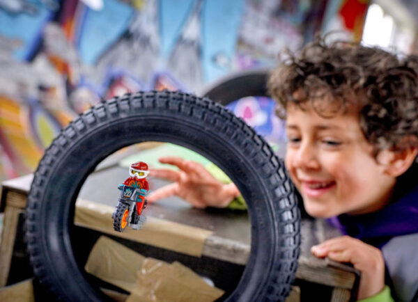 LEGO City - Motocicleta de cascadorii Flacara 60311, 11 piese