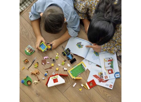 LEGO City - Hambar si animale de ferma 60346, 230 piese