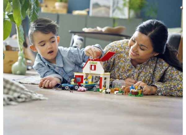 LEGO City - Hambar si animale de ferma 60346, 230 piese