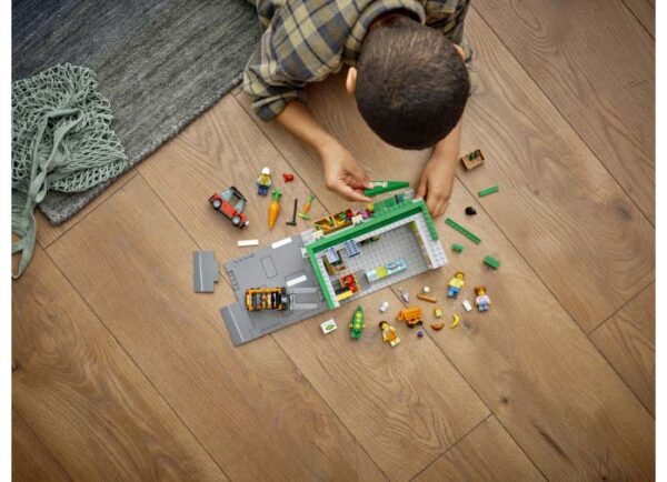 LEGO City - Magazin de alimente 60347, 404 piese