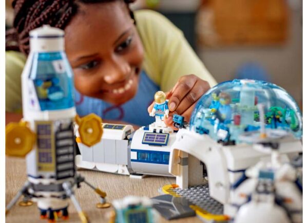 LEGO City - Baza stiintifica de pe luna 60350, 786 piese