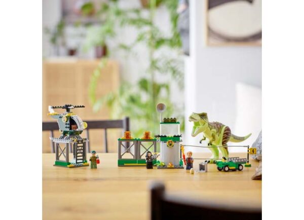 LEGO Jurassic World - Evadarea dinozaurului T.rex 76944, 140 piese