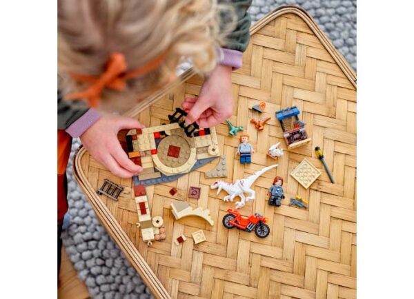 76945-lego-jurassic-world-5 LEGO Jurassic World - Urmarirea lui Atrociraptor 76945, 169 piese