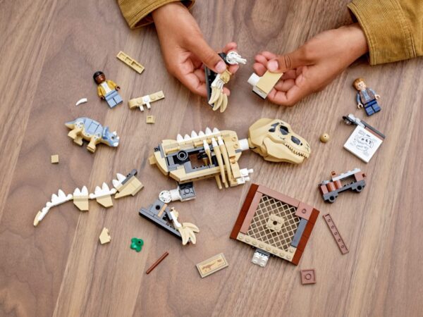 LEGO Jurassic World - Expozitia fosilei dinozaurului T. rex 76940, 198 piese