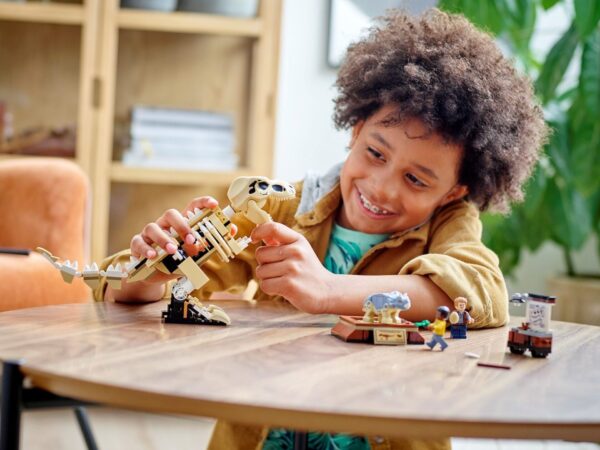 LEGO Jurassic World - Expozitia fosilei dinozaurului T. rex 76940, 198 piese