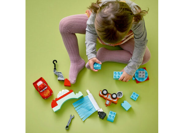 LEGO DUPLO - Distractie la spalatorie cu Lightning McQueen si Mater 10996, 29 piese