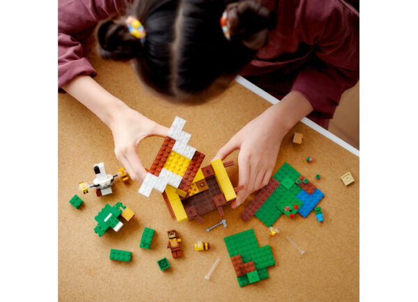 LEGO Minecraft - Casuta albinelor 21241, 254 piese
