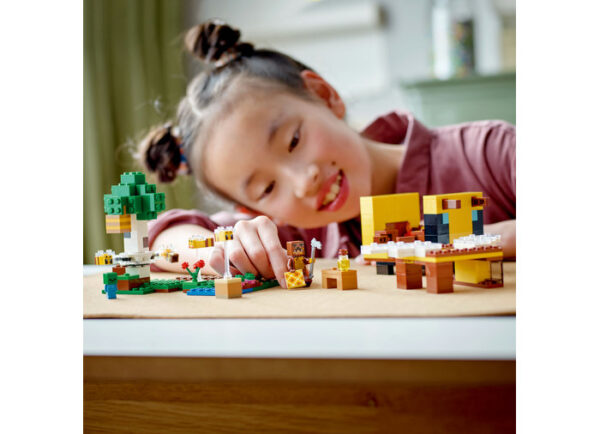 LEGO Minecraft - Casuta albinelor 21241, 254 piese