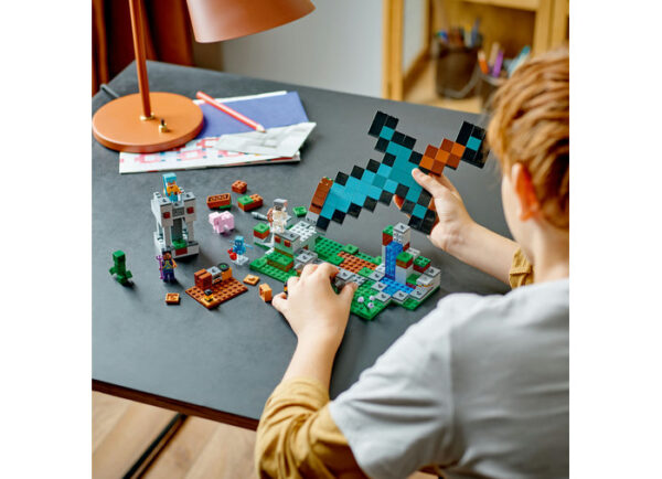 LEGO Minecraft - Avanpostul sabiei 21244, 427 piese