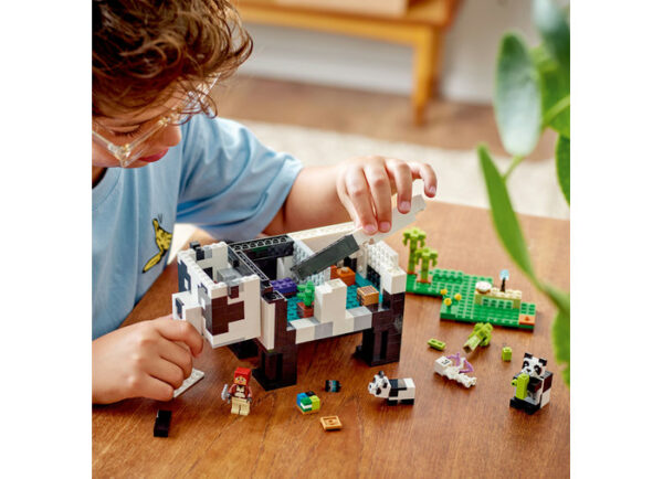 LEGO Minecraft - Adapostul ursilor panda 21245, 553 piese