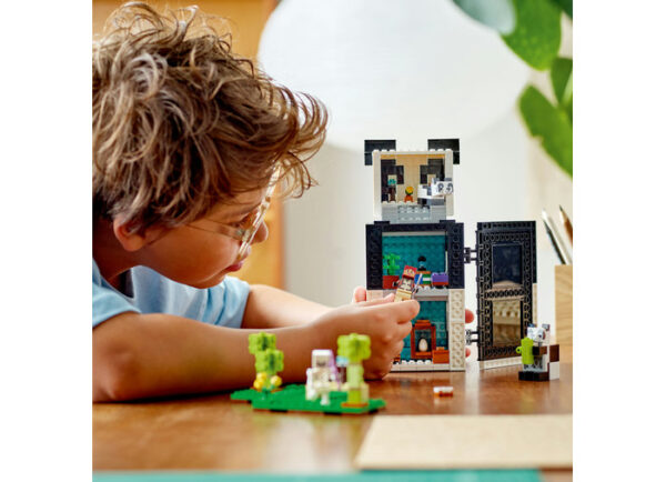 LEGO Minecraft - Adapostul ursilor panda 21245, 553 piese