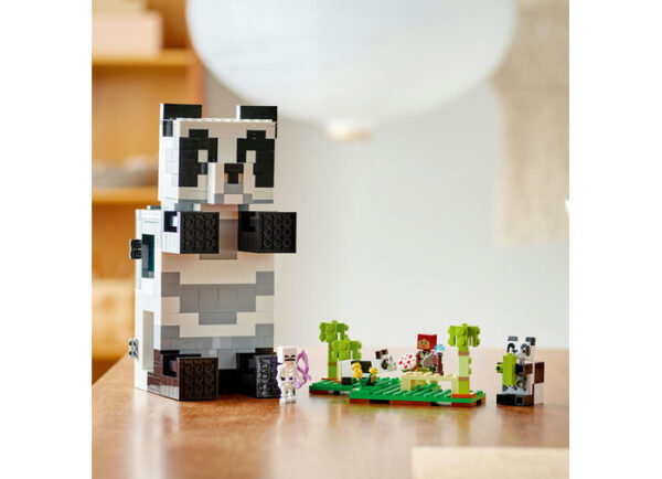 LEGO Minecraft - Adapostul ursilor panda 21245, 553 piese