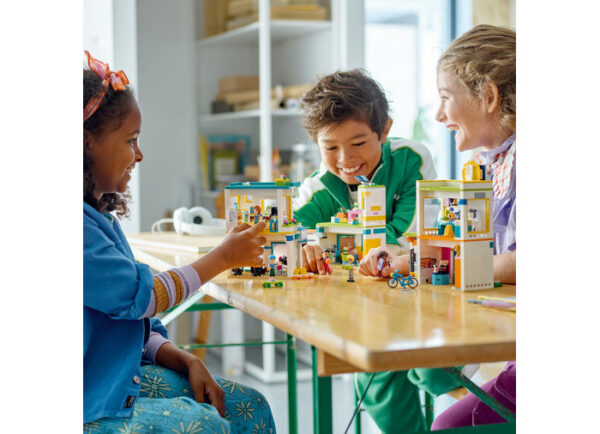 LEGO Friends - Scoala Internationala din Heartlake 41731, 985 piese