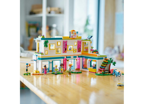 LEGO Friends - Scoala Internationala din Heartlake 41731, 985 piese