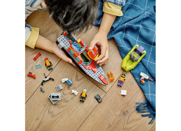 LEGO City - Barca de salvare a pompierilor 60373, 144 piese