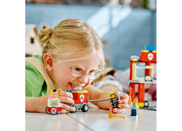 LEGO City - Statie si masina de pompieri 60375, 153 piese