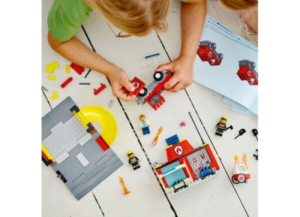 LEGO City - Statie si masina de pompieri 60375, 153 piese