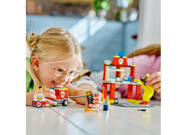 LEGO City - Statie si masina de pompieri 60375, 153 piese