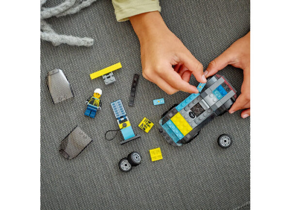 LEGO City - Masina sport electrica 60383, 95 piese