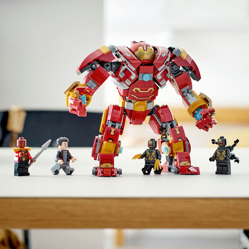 LEGO Marvel Super Heroes - Hulkbuster: Batalia din Wakanda 76247, 385 piese