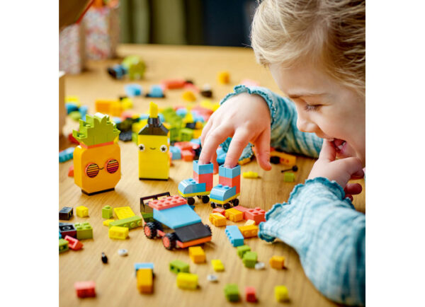 LEGO Classic - Distractie creativa in culori neon 11027, 333 piese