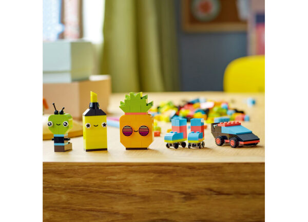 LEGO Classic - Distractie creativa in culori neon 11027, 333 piese
