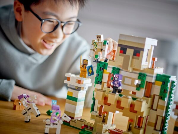 LEGO Minecraft - Fortareata Golemul de fier 21250, 868 piese