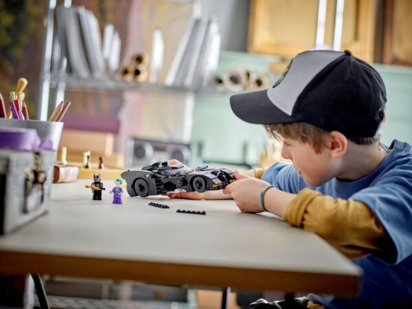 76224_alt5 LEGO DC Super Heroes - Batmobile: Batman pe urmele lui Joker 76224, 438 piese