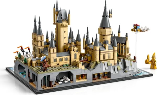 76419_alt4 LEGO® Harry Potter™ - Castelul Hogwarts™ si imprejurimile 76419, 2660 piese