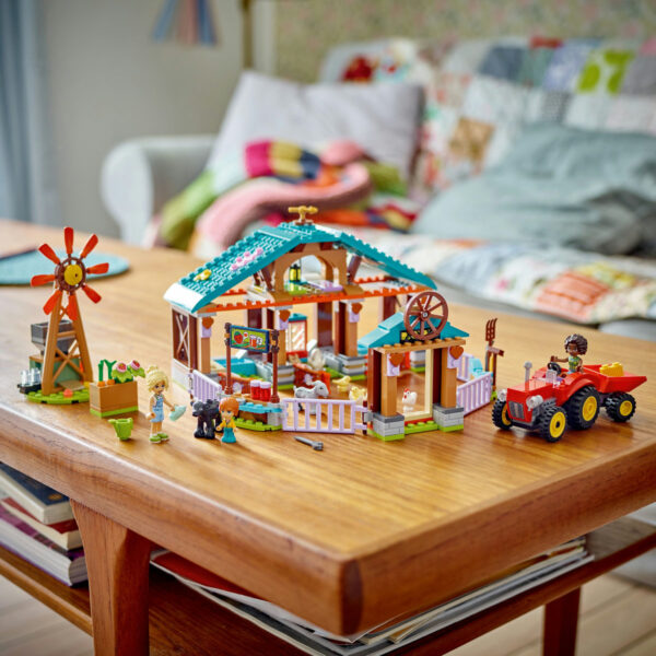 LEGO Friends - Refugiu pentru animale de ferma 42617, 489 piese