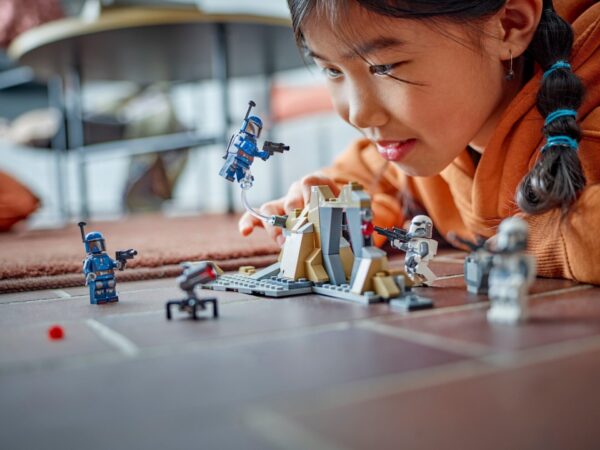 75373_lifestyle1 LEGO® Star Wars™ - Pachet de lupta Ambuscada pe Mandalore™ 75373, 109 piese