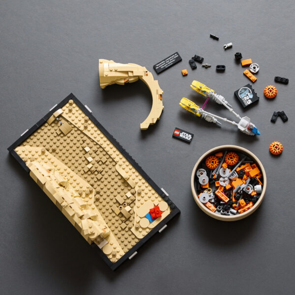 LEGO Star Wars - Diorama Cursa din Mos Espa 75380, 718 piese