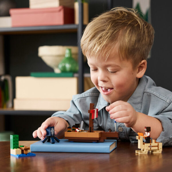 LEGO Minecraft - Calatorie pe corabia de pirati 21259, 166 piese