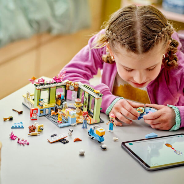 LEGO Friends - Cafenea din orasul Heartlake 42618, 426 piese