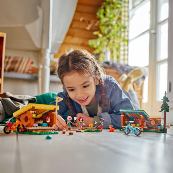 LEGO Friends - Cabane în tabara de aventuri 42624, 437 piese