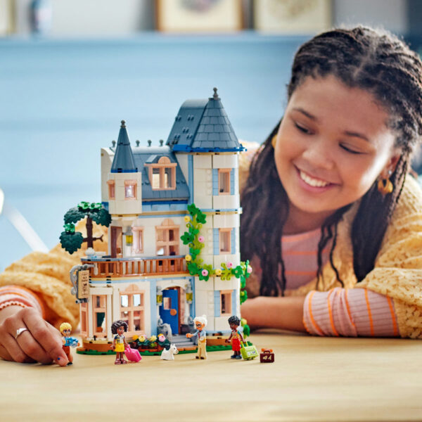 LEGO Friends - Castelul-pensiune 42638, 1311 piese